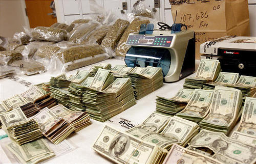139690901-Lots_of_weed_and_money.jpg