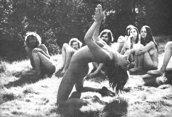 images de hippies - Page 9 502851665-Nude_hippie_girl_bent_over_backwards